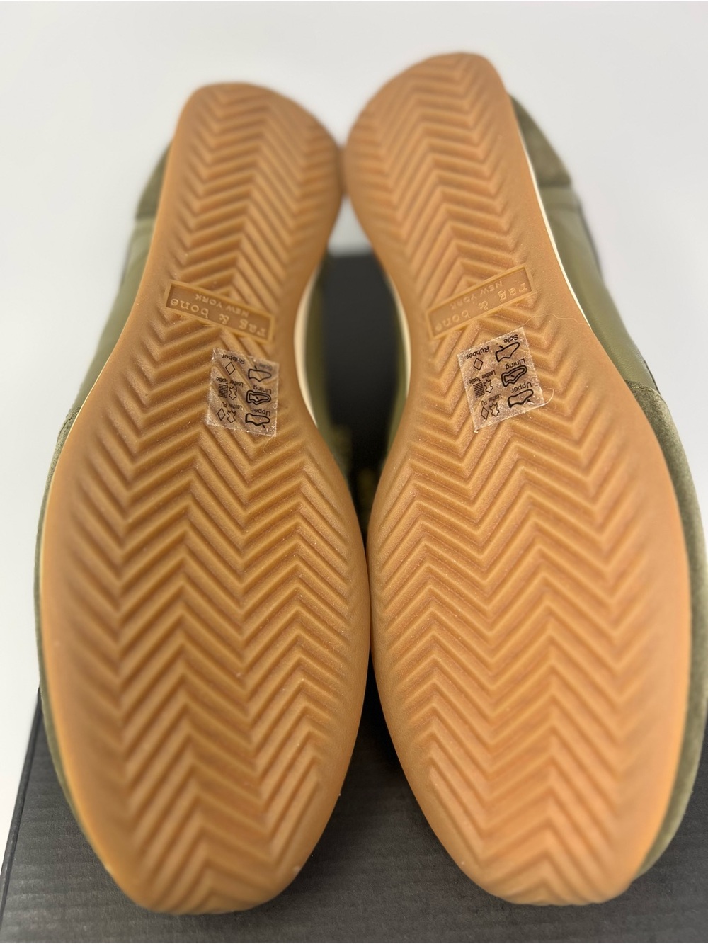 Rag & Bone Slim Runner Sneakers
Size 10 - Picture 7 of 9
